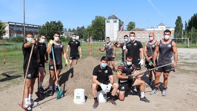 Manovali per un giorno: le Zebre fanno squadra e si allenano con secchi e badili