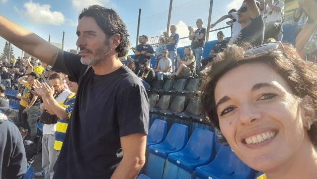 Capitan Lucarelli in curva a Pisa con i tifosi crociati