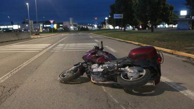 Volo pauroso in via Emilio Lepido: motociclista in Rianimazione  