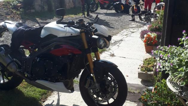 Strada della Cisa, dove i motociclisti “volano” in giardino