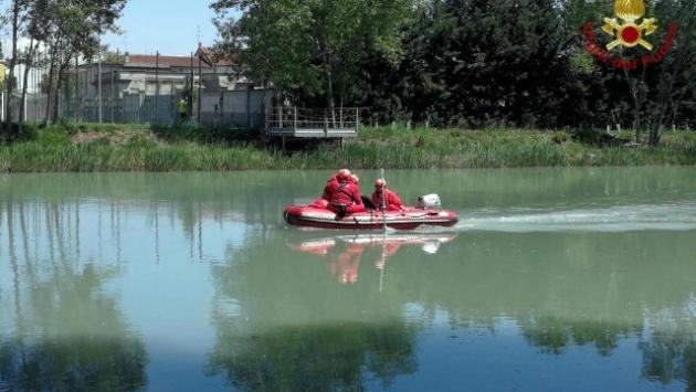 Tenta di recuperare il pallone nel fiume , 11enne affoga