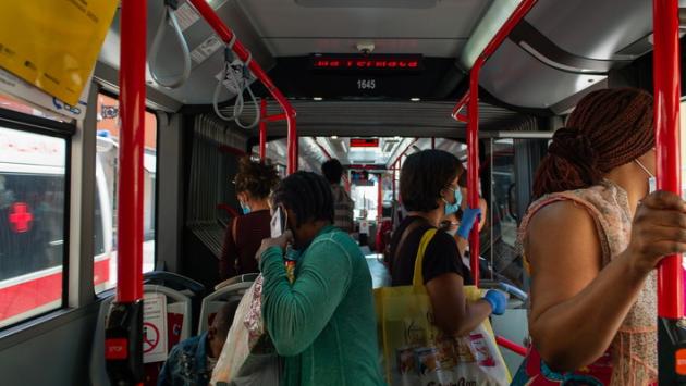 I parmigiani sui bus? Mascherina sì ma poco distanziamento