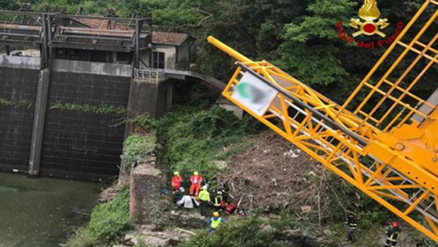 Parma-La Spezia: piattaforma sulla A15 si rovescia, tre operai precipitano nel Magra