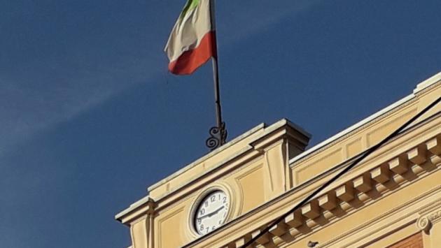 "Il tricolore... ungherese sventola sulla stazione di Parma"