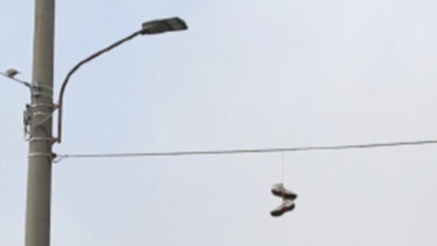 «Shoefiti», scarpe appese per dire «qui si spaccia»