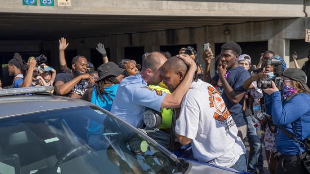 Afroamericano ucciso ad Atlanta: i manifestanti danno fuoco a Wendy's 