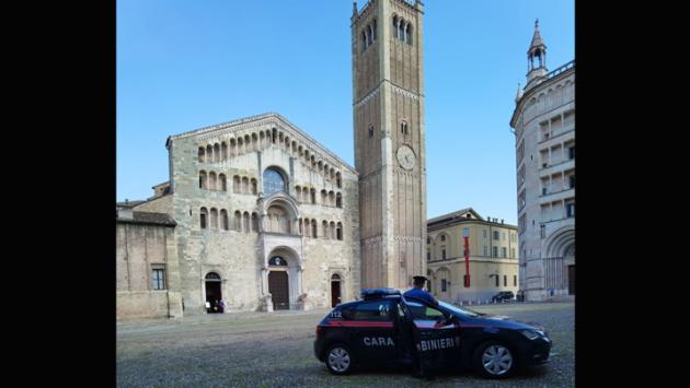 Tentano di fuggire al controllo scagliandosi contro i carabinieri: un arresto e una denuncia 