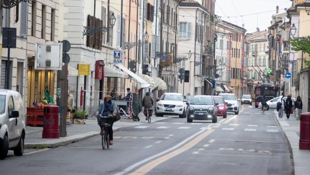 Ciclista inseguita da un automobilista impazzito: «Così sono riuscita a sfuggirgli»