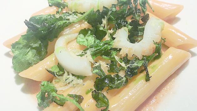 «Penne rigate, burro ai ricci di mare, capesante, erbe spontanee, seppia»