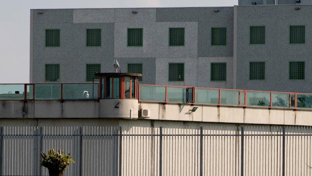 Condannato a 30 anni per omicidio fidanzata, esce per obesità
