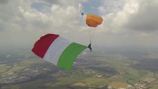 Giovanni Piana, il parà che vola con un tricolore di 100 metri quadri