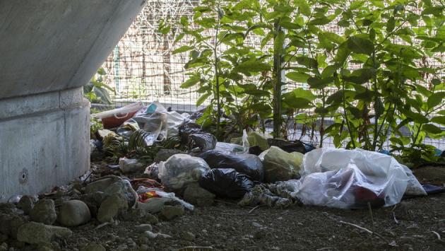 Via Doberdò: spaccio e immondizia