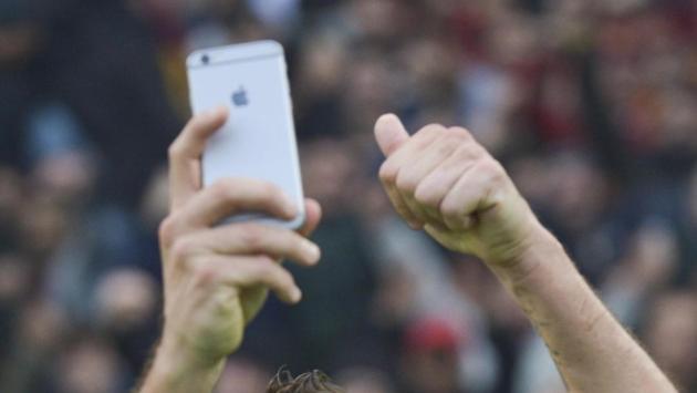 Selfie e smartphone al sole mettono a rischio gli occhi 
