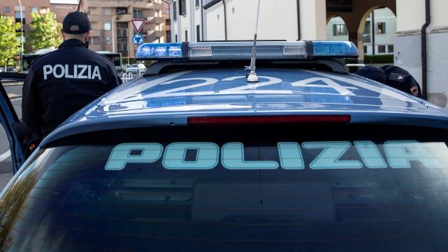 Bimbo di sei anni cade dal balcone del primo piano, è grave