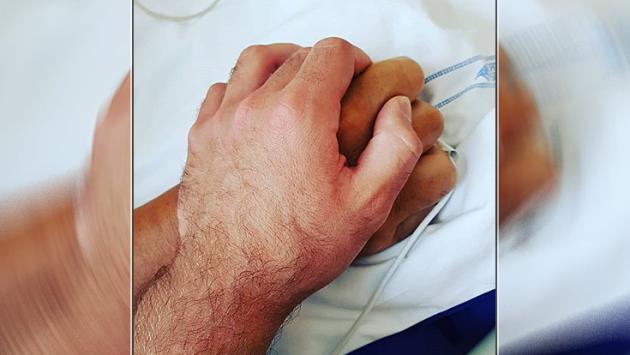 Zanardi resta stabile e grave. "Io questa mano non la lascio": la commovente foto pubblicata dal figlio