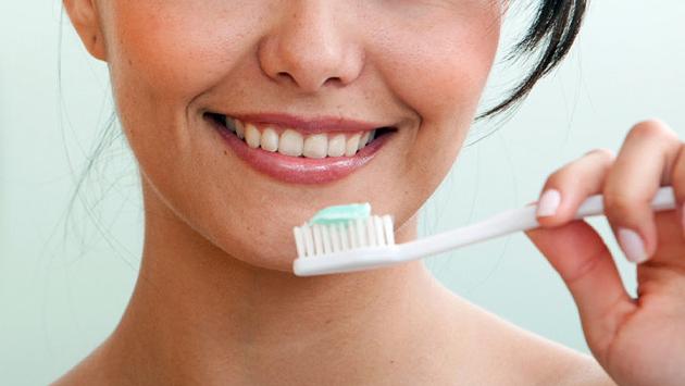 Cura il tuo sorriso:  ecco le regole d'oro dell'igiene dentale. E falsi luoghi comuni