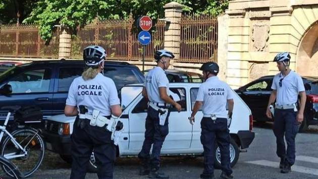 Controlli della Polizia locale con la pattuglia in bicicletta: 16 identificati e 4 sequestri