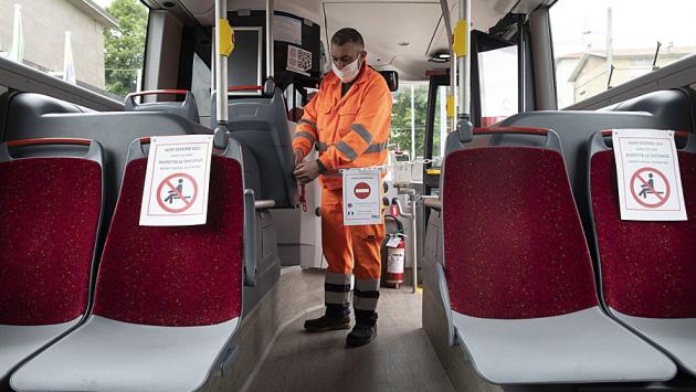 Da domani i posti a sedere su bus e treni possono essere occupati al 100%
