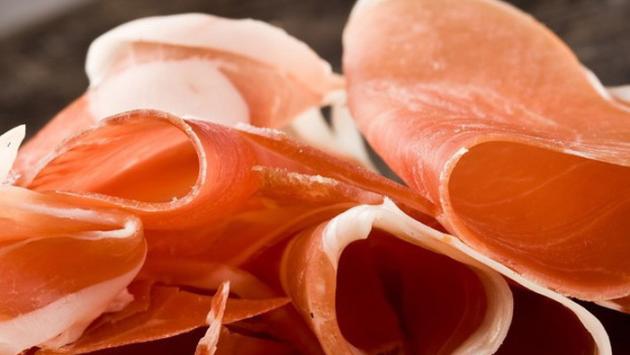 Celle frigo non funzionanti e niente autorizzazioni: sequestrati macello e oltre 20 tonnellate di prosciutti in Val d'Enza