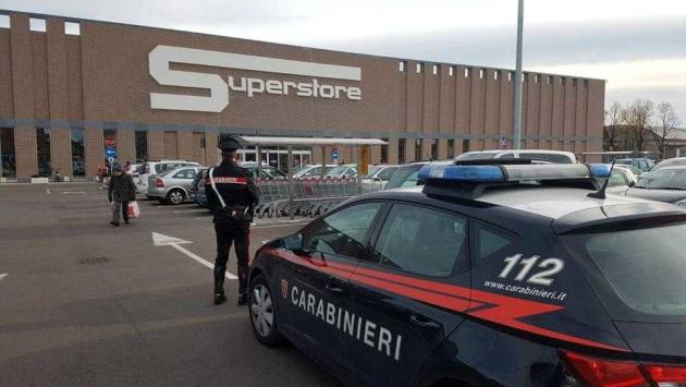 Vogliono fuggire con 107 bustine di zafferano e aggrediscono gli addetti: bloccati con lo spray al peperoncino