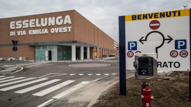 Il vigilante la sorprende a rubare, lei reagisce a pugni in faccia: denunciata (E non è la sola)