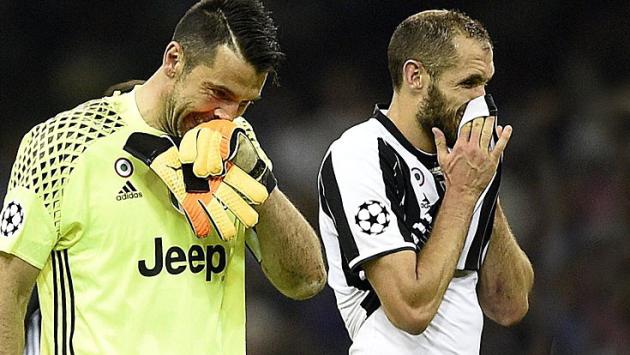 Juve, Buffon e Chiellini rinnovano fino al 2021  