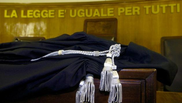 Si finge corriere e fa sparire 30mila euro di borse griffate: condannato