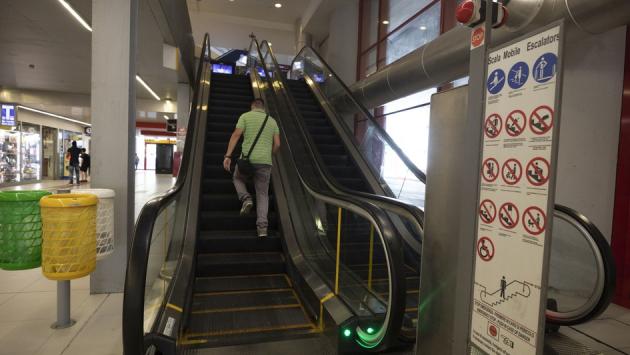 Stazione, scale mobili fuori servizio. Percorso ad ostacoli per i viaggiatori