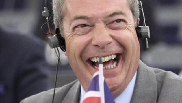Farage al pub: denunciato per violazione quarantena