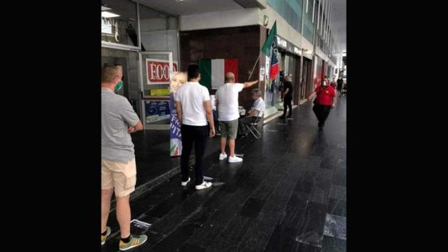 Saluto romano al banchetto di FdI (in via Mazzini): la protesta sul web