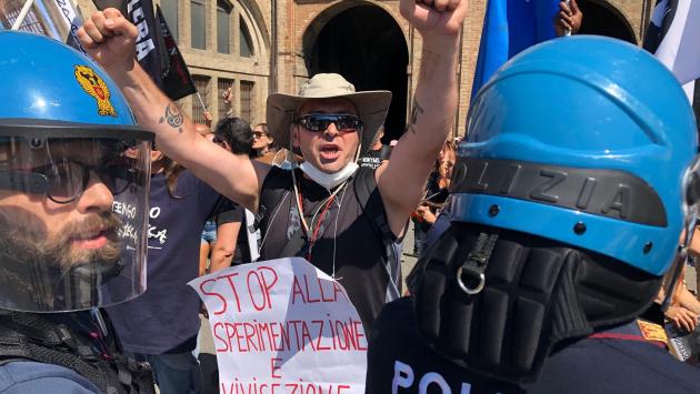 Tensione alla manifestazione per i macachi
