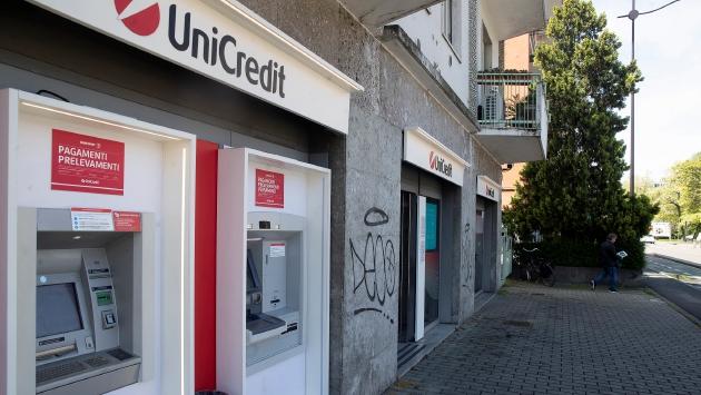 «Mi ha aggredito mentre prelevavo al bancomat». Rapina in via Montebello, parla la vittima 