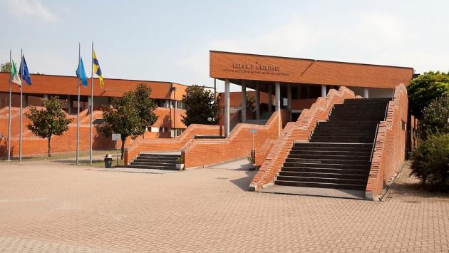 Vandali ignoti allagano un piano del "Giordani"