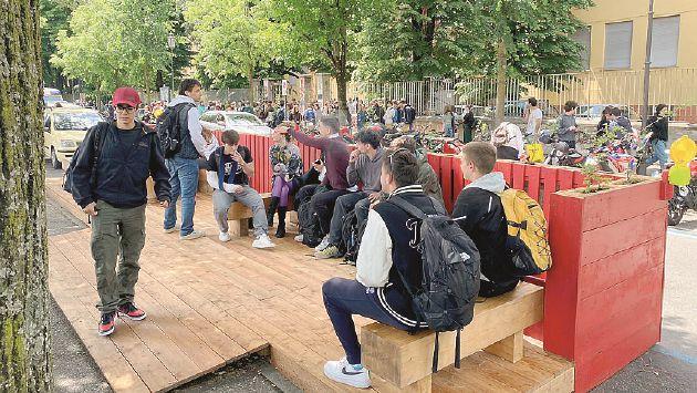 Il parklet resterà davanti all'Ulivi: il Comune ha detto «sì» agli studenti