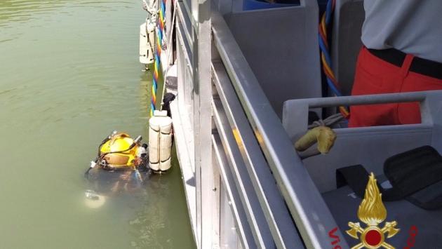 Elicottero nel Tevere, recuperati i corpi delle due vittime