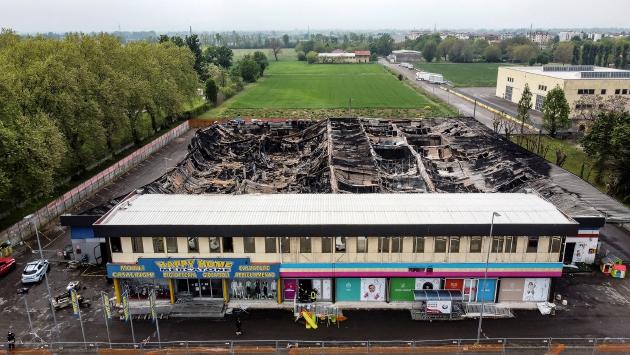 Incendio di via Emilio Lepido: «Nessun rischio diossina e amianto»