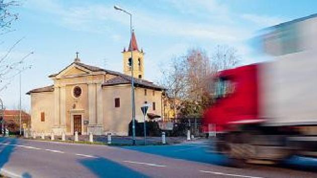 Auto fuori strada in via Mantova: grave il conducente