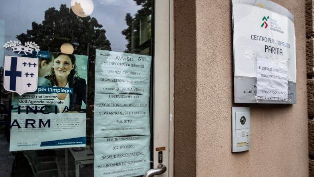 Centri per l'impiego, gli utenti: «Accessi come in piena pandemia». La replica: «Aperti su appuntamento per ridurre le attese»