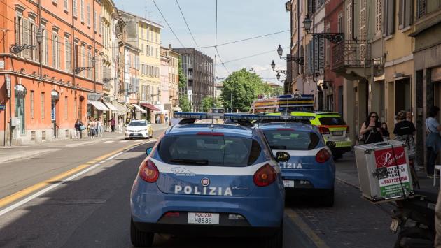 Ruba il telefono a un anziano in strada Repubblica e lo nasconde in una fioriera ma viene scoperto. Denunciato 55enne parmigiano