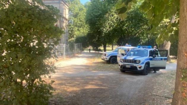 «La mia bambina terrorizzata da quell'uomo col machete al Parco Ducale»