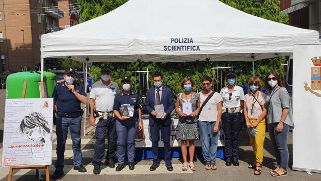  “Questo non è amore”: il gazebo ha fatto tappa al San leonardo