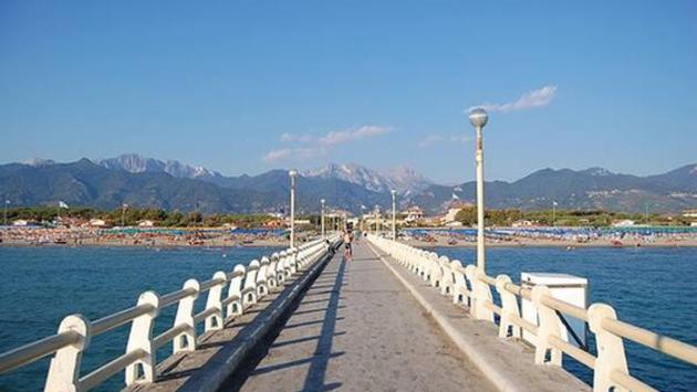 Tenta di rapinare  un giovane, 18enne arrestato a Forte dei Marmi