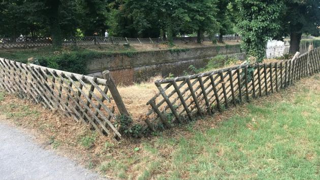 Staccionate rotte sui bastioni. «Sono pericolose»