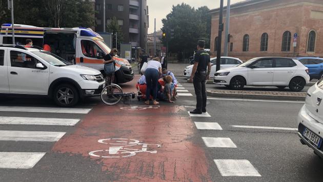 Viale dei Mille: auto contro bici, investita sulla pista ciclabile