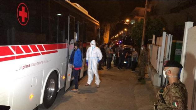 Oltre 20 migranti fuggono da hotspot 