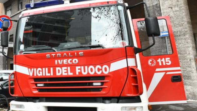 Fidenza, avvolto dalle fiamme mentre prepara il barbecue sul balcone