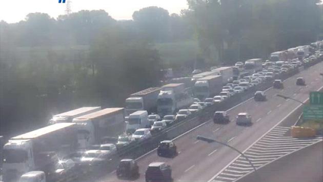 Coda di 10 km in A1 per un tir in fiamme tra Modena e Reggio