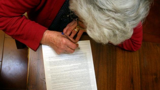 Promette amore eterno alla 90enne e diventa l'erede di tutti i beni: bancario condannato