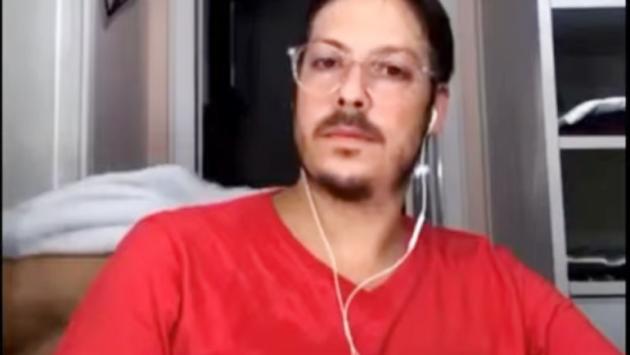 Il presentatore è in videocall, ma alle spalle spunta la moglie... nuda - Video 