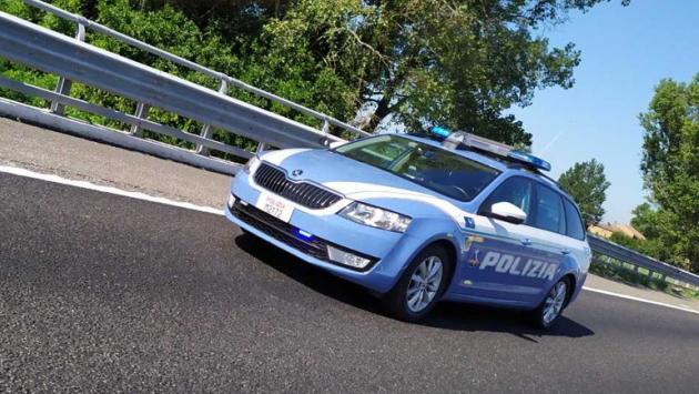 Padova: in autostrada a 204 km/h con una bimba (senza cintura) a bordo su un'auto con targa tedesca di prova.  Multa e patente ritirata